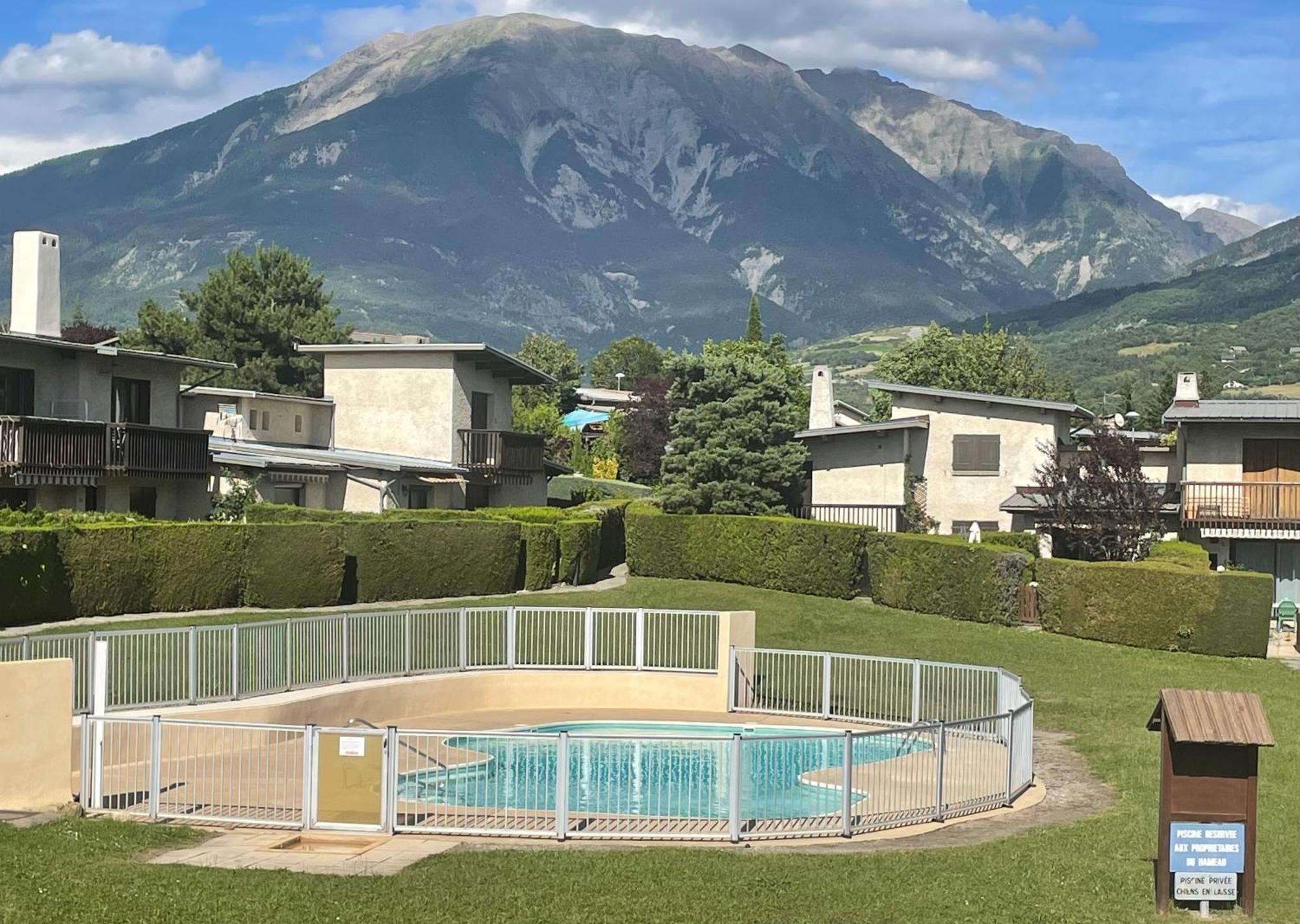 Maison Tres Agreable Avec Exterieurs, Bien Situee Au Plan D'Eau アンブラン エクステリア 写真