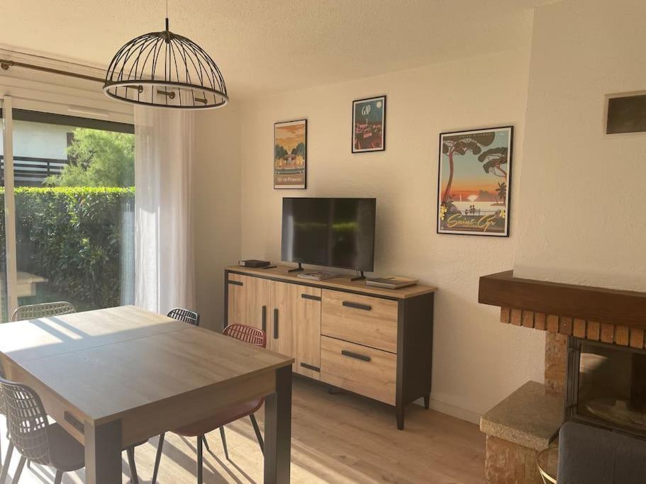 Maison Tres Agreable Avec Exterieurs, Bien Situee Au Plan D'Eau アンブラン エクステリア 写真